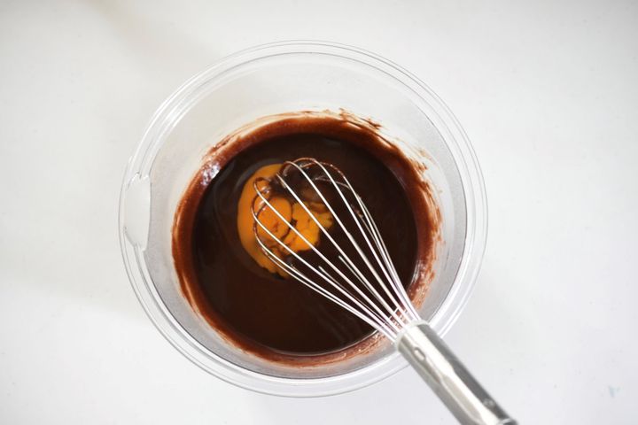 ブラウニーの生地を泡立て器で混ぜる様子
