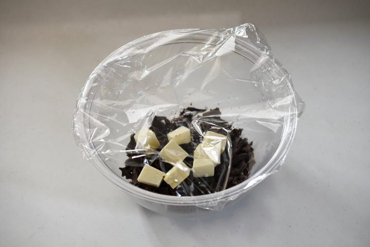 耐熱ボウルに入れたチョコレートとバター