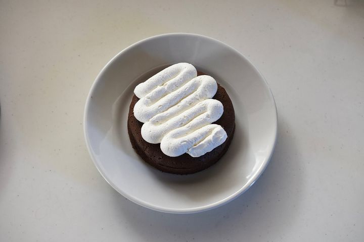 ホイップクリームを絞ったブラウニー