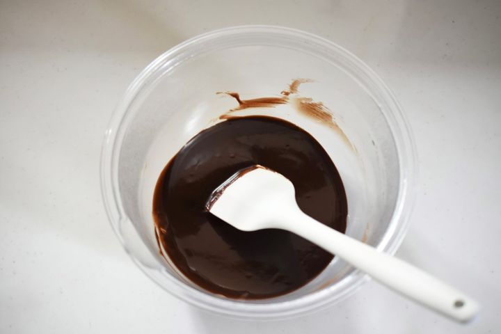 溶かしたチョコレートとバターを混ぜる様子