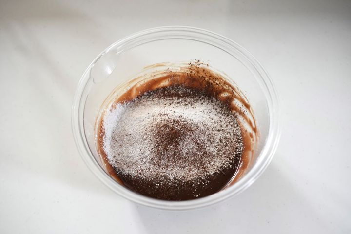ブラウニーの生地を型に流し入れる様子
