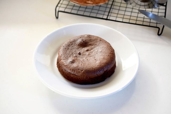 ブラウニーにホイップクリームを絞る様子