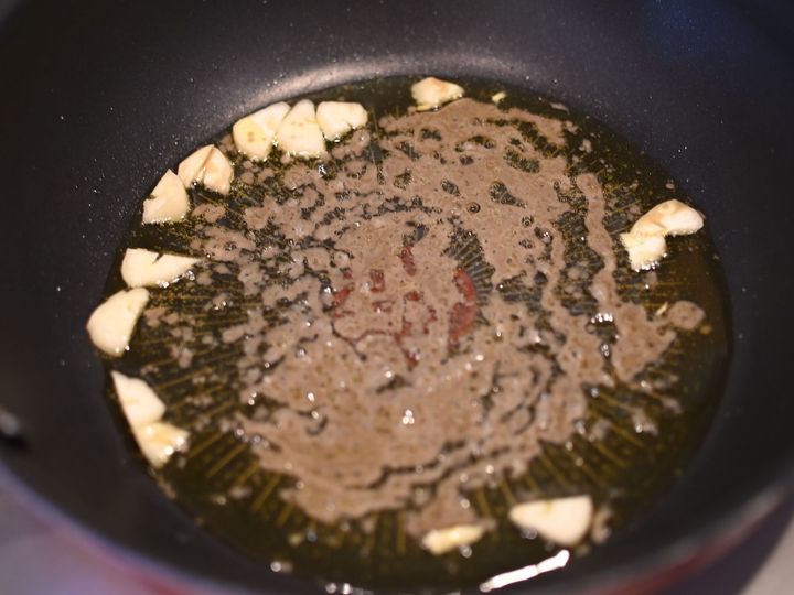 にんにくとアンチョビを炒めます