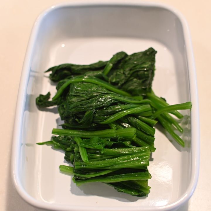 ほうれん草をゆがき、切ります