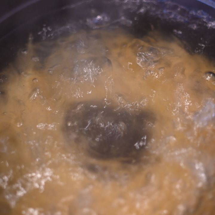パスタを茹でます