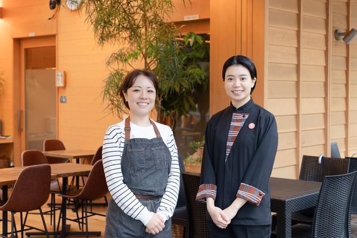 月の貌スタッフの山城未来さんと池谷さん。界 草津のスタッフは地元にすっかりなじんでいます。