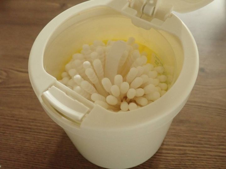 ダイソー：ワンタッチ綿棒ケース(ホワイト)