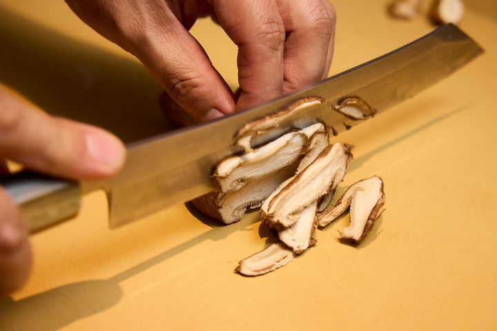 椎茸を切る