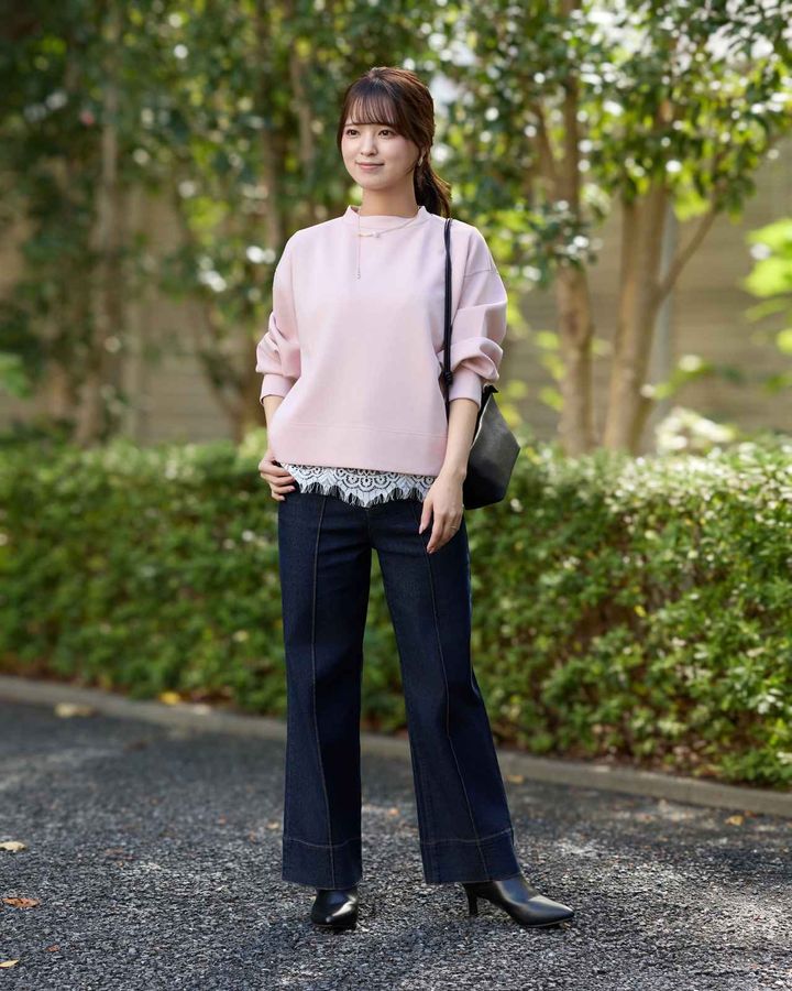画像: ダンボールプチハイネックプルオーバー(ライトローズ)¥2,990・裾レースタンクブラウス¥3,490・ストレッチデニムワイドパンツ¥3,990・レザー調ミニショルダーバッグ¥3,490・アシンメトリーニュアンスラインネックレス¥1,490 www.nitori-net.jp