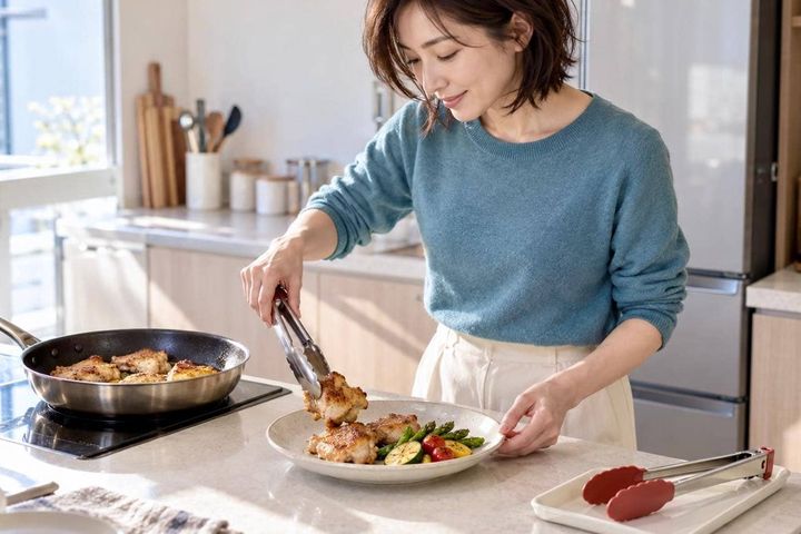 生肉をつかんだ菜箸やトング、そのまま盛り付けまで使ってない？加熱前後で替えたい“調理器具”