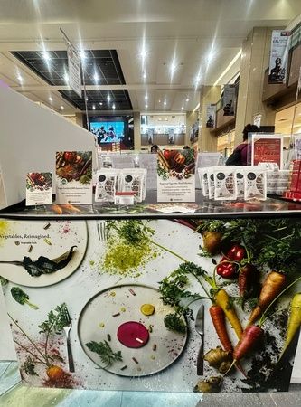 日本の野菜から生まれた「飲む粉野菜」が、シンガポール高島屋のイベントで展開中