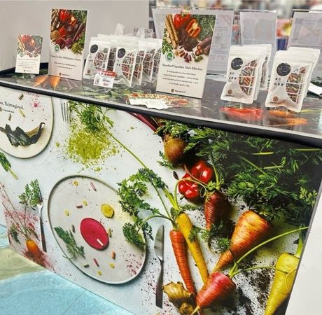 日本の野菜から生まれた「飲む粉野菜」が、シンガポール高島屋のイベントで展開中