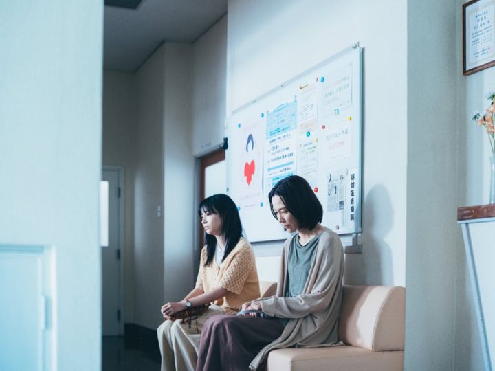 映画『汝、星のごとく』より暁海（広瀬すず）と母・志穂（木村佳乃）