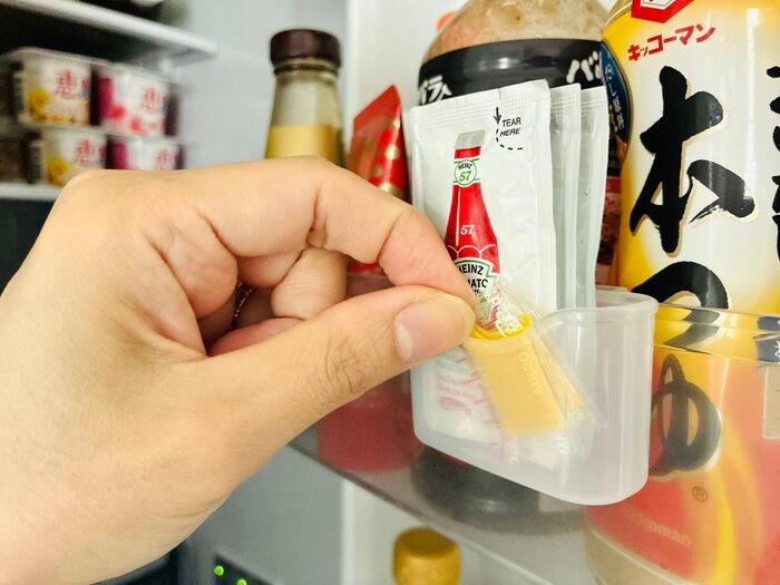 【セリア】冷蔵庫だけじゃない！110円の「ミニポケット」が家じゅうの“ちょいごちゃ”収納に便利すぎた