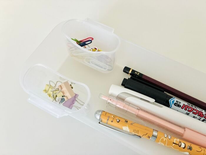 【セリア】冷蔵庫だけじゃない！110円の「ミニポケット」が家じゅうの“ちょいごちゃ”収納に便利すぎた