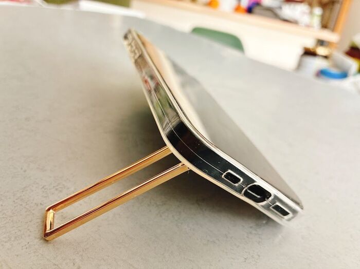 【キャンドゥ】薄っっ！なのに力持ち！？スマホに取り付けてみたら…縦横自由で便利すぎた