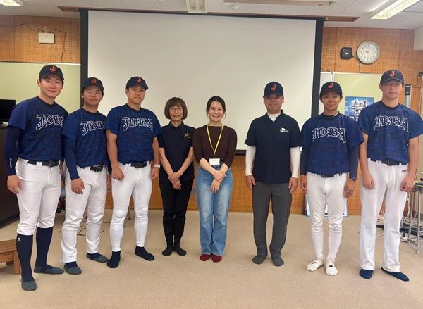 筑波大学附属聴覚特別支援学校で、日本ろう野球選手との交流会を日本コクレアが支援