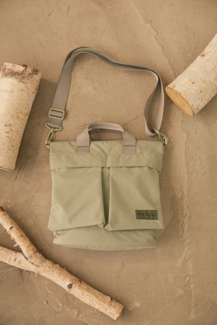ミリタリーバッグの定番を日常使いしやすいサイズにアレンジした「METROPOLIS HELMET BAG S」も登場。ジッパーポケットと差し込みポケットを備え、小物類を整理して収納できる。