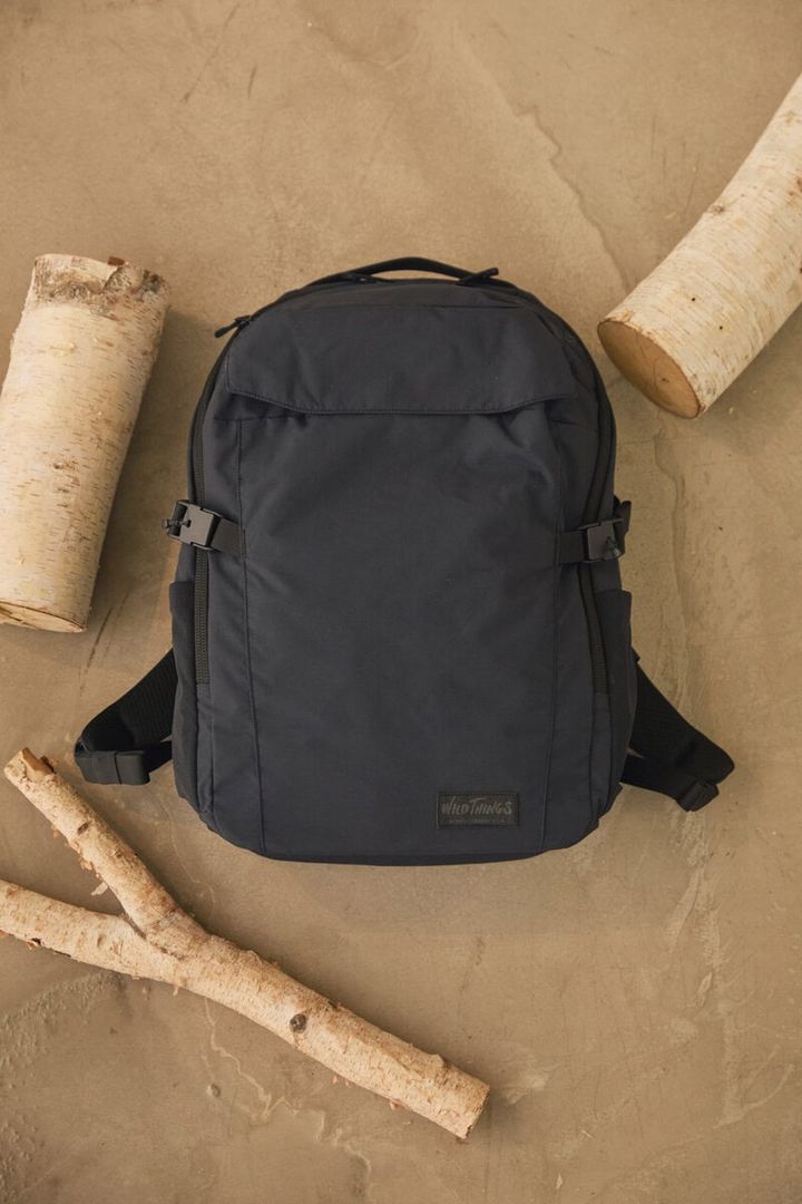 「METROPOLIS BACK PACK M」は、Lサイズの機能性を踏襲しながら、日常使いしやすい23Lにサイズダウン。仕分けポケットやキャリーバー取付け用ループを備え、通勤・通学から旅行まで幅広く対応する。