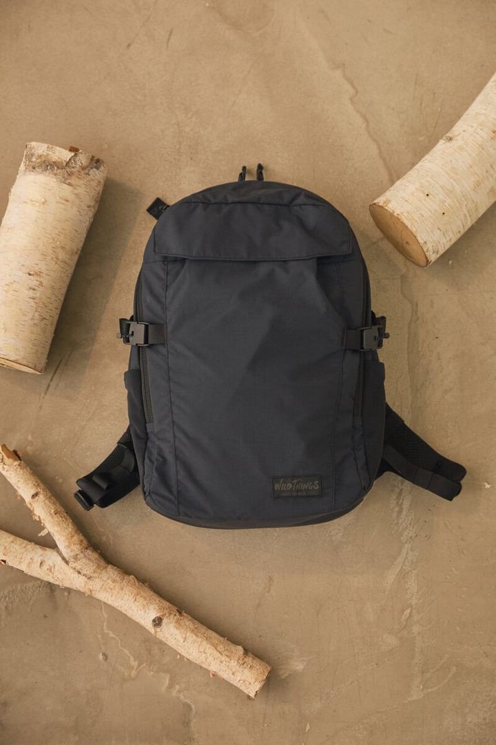「METROPOLIS BACK PACK L」は、PC周辺機器や書類、小物類を整理できる仕分けポケットを配置した容量28Lのバックパック。背面にはキャリーバー取付け用ループを備え、出張や旅行にも使いやすい仕様となっている。