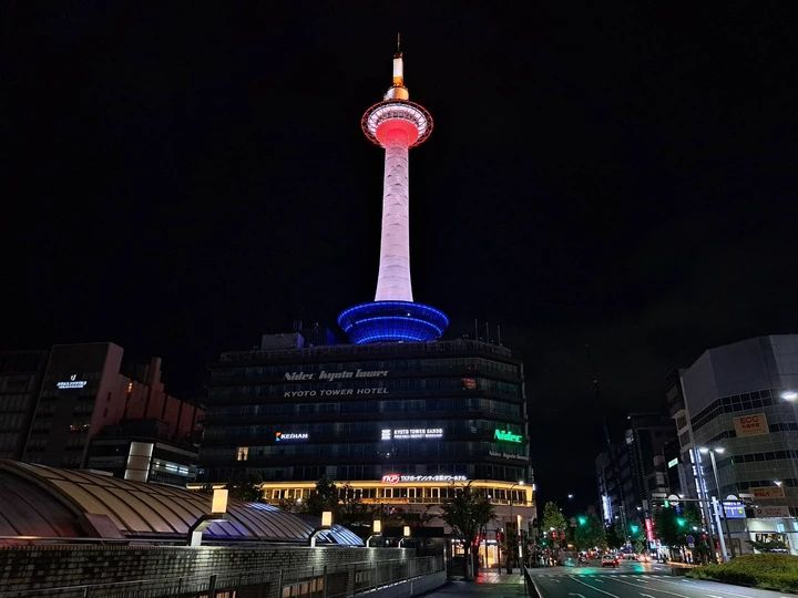 京都タワーホテルの夜の外観