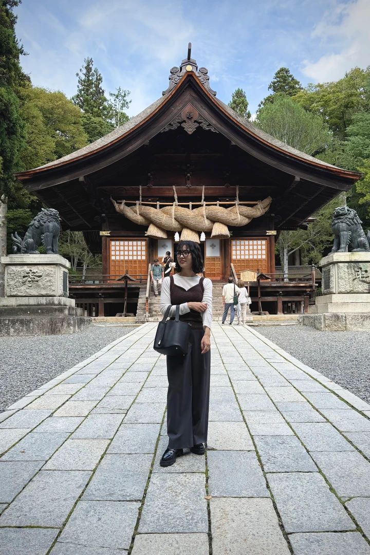 諏訪大社下社秋宮の神楽殿の前で撮った写真