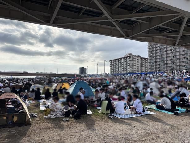 すでに多くの人が場所取りをしている。運動会やお花見のような光景に驚き