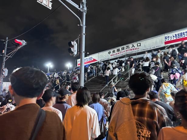 協賛観覧席エリア入り口の「中央階段出入口」付近は大混雑！