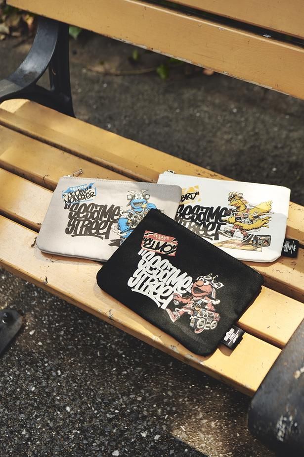 「キャンバスフラットポーチ」(各3520円)