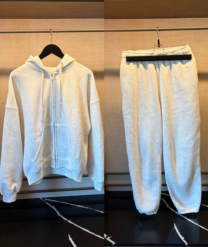 ヘビーウェイトスウェットコクーンフルジップパーカST3,990円、ヘビーウェイトスウェットジョガーパンツST2,990円（共にGU）