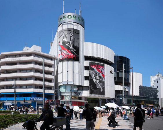 【東京都渋谷区】ラフォーレ原宿の外壁や館内に、SOAR NYが手掛けた2026AW広告ビジュアル掲出！