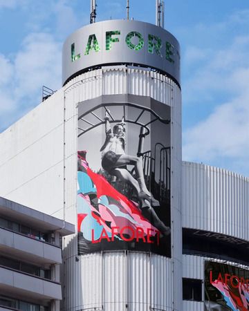 【東京都渋谷区】ラフォーレ原宿の外壁や館内に、SOAR NYが手掛けた2026AW広告ビジュアル掲出！