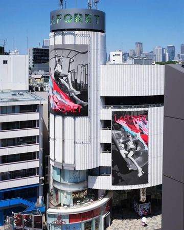 【東京都渋谷区】ラフォーレ原宿の外壁や館内に、SOAR NYが手掛けた2026AW広告ビジュアル掲出！