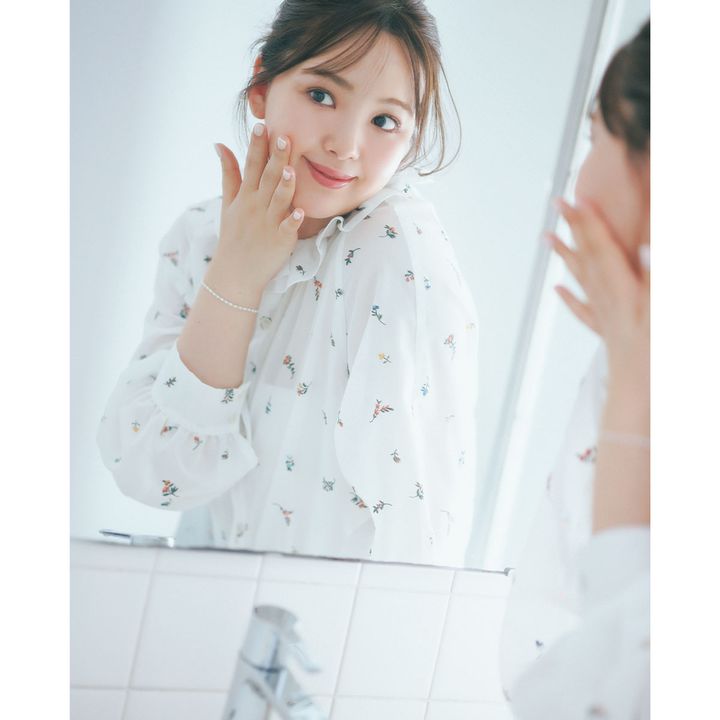 花柄シアーブラウスを着た藤田ニコルさん