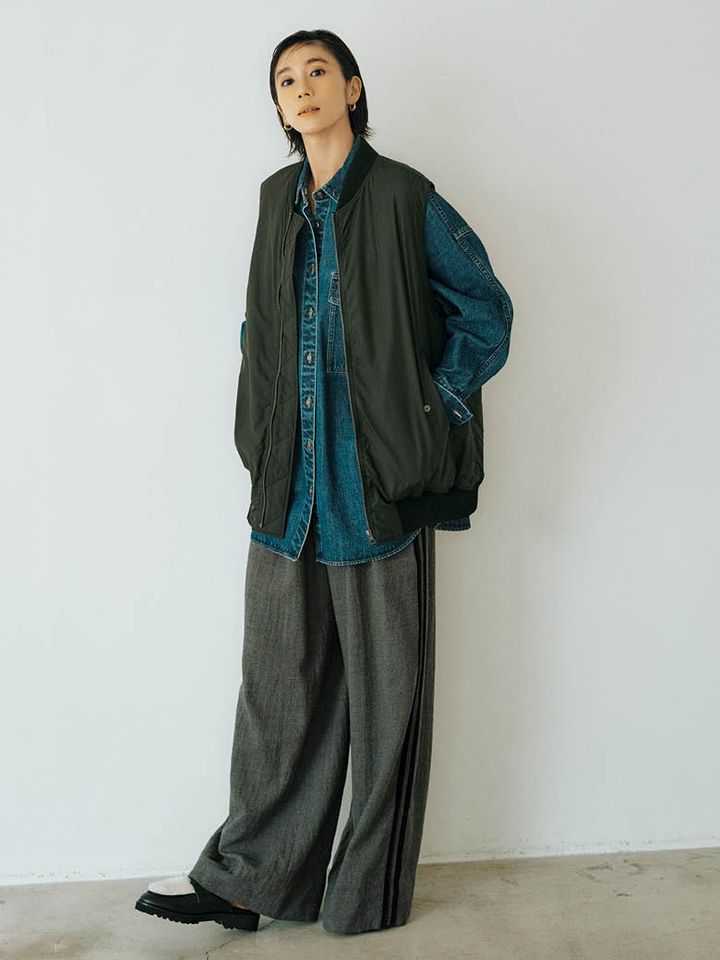 ジレ6万8200円、シャツ4万9500円、パンツ4万7300円（すべてサクラ／インターリブ） ピアス5万8300円（マリハ） ミュールローファー4万4000円（カステラーノ／フラッパーズ）