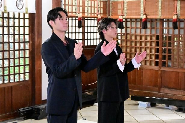 【写真を見る】ヒット祈願で手を合わせる磯村勇斗と末澤誠也 [c]2026「mentor」製作委員会