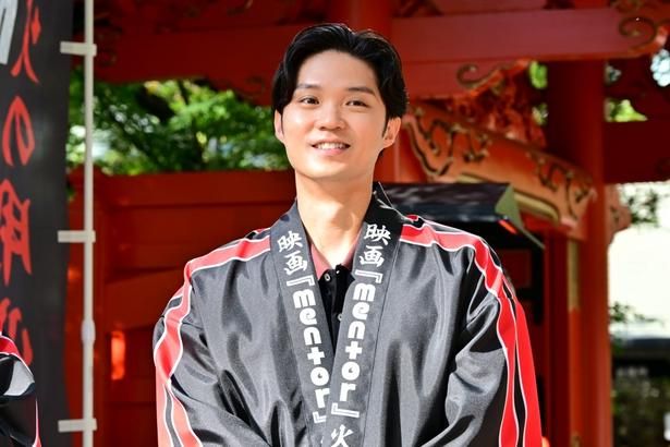 少年時代に火事を起こした益子龍之介役の磯村勇斗 [c]2026「mentor」製作委員会
