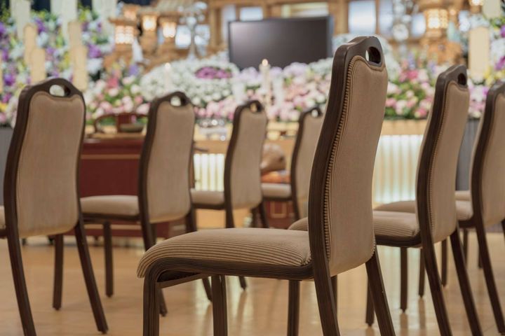 椅子が並んだ葬儀会場