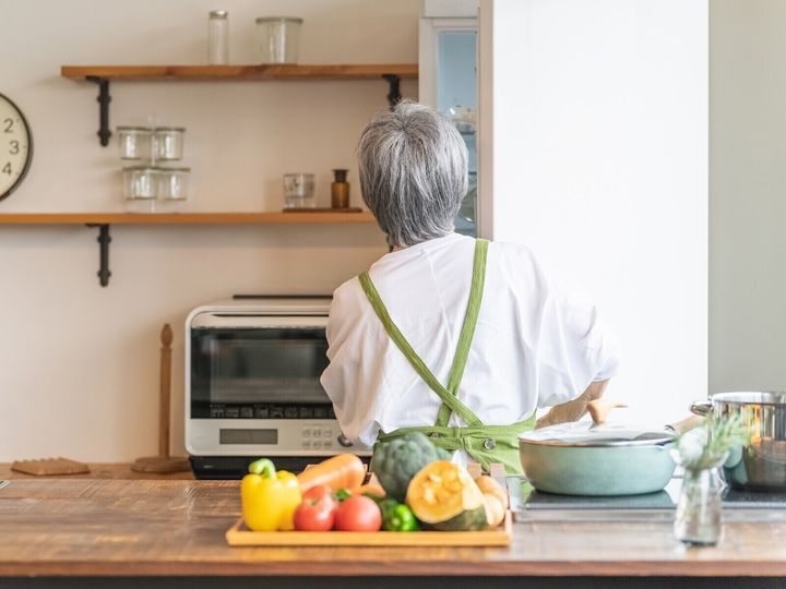 料理、掃除、洗濯といった言葉だけではくくれない「名もない家事」の積み重ねが、暮らしを支えている。義母との同居を始めた43歳女性は、ささいなすれ違いから生じるさまざまな“ロス”に悩まされ、次第に大きなストレスを抱えることになる。※画像：PIXTA