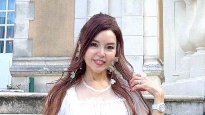 【写真・画像】「めちゃくちゃ美脚」 57歳3児の母、娘とほぼ同い年の人気アイドルが驚愕「見えない、お肌プルプル」 1枚目