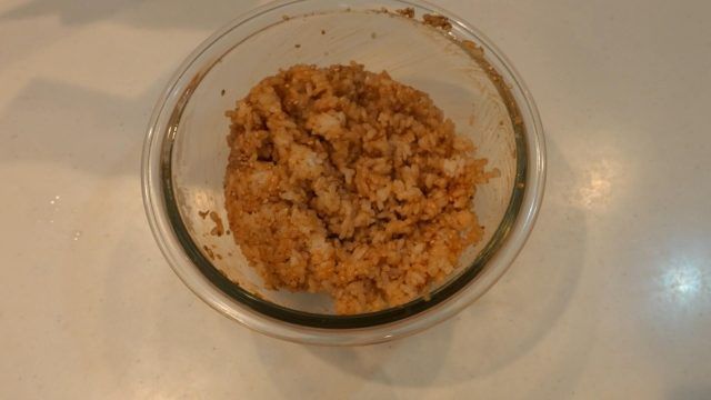 ボウルで混ぜた調味料とご飯