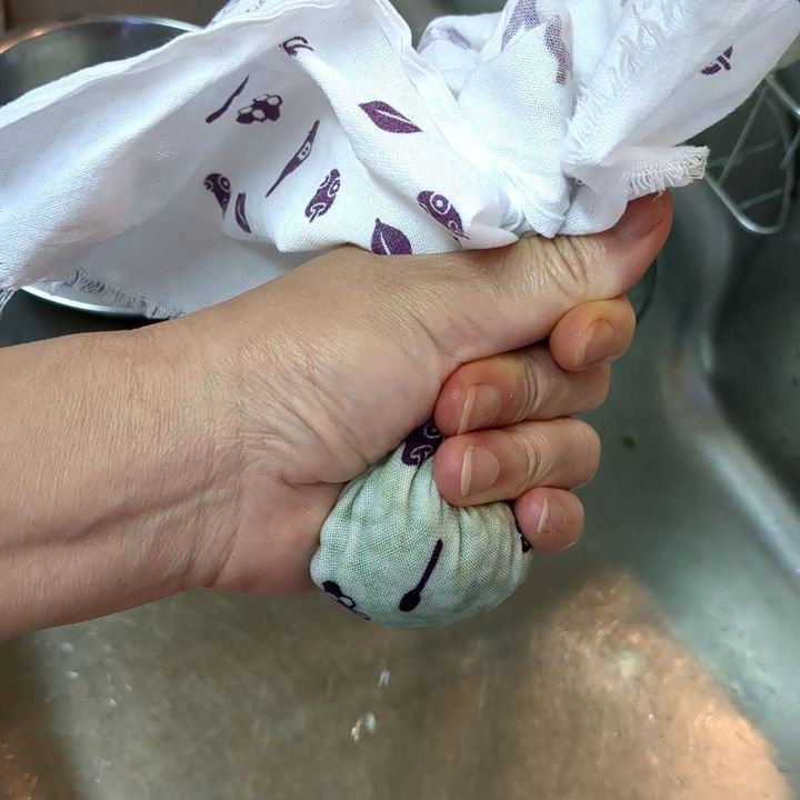さらしで絞ります。