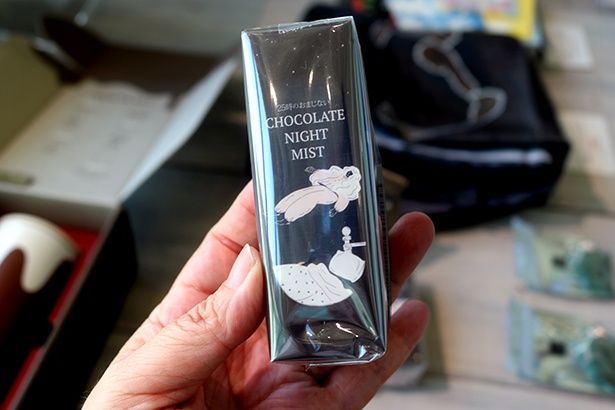 館内に満ちるチョコレートの香りの正体はコレ。「25時のおまじない-CHOCOLATE NIGHT MIST-」(1320円)は、イタリアの調香師による、ミュージアム特注の香料を使用したフレグランスミスト