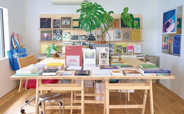 窓の外に中庭を望む明るい店内。