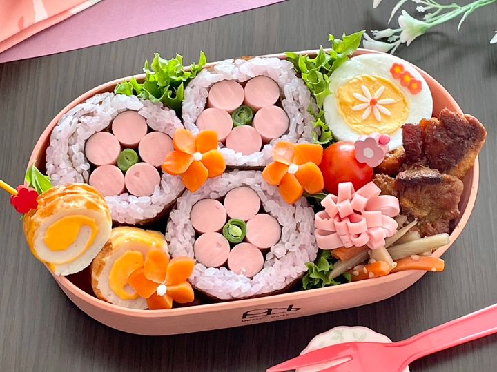 お花の飾り巻き寿司とチーズのちくわ巻き