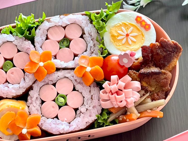 お花の飾り巻き寿司とチーズのちくわ巻き