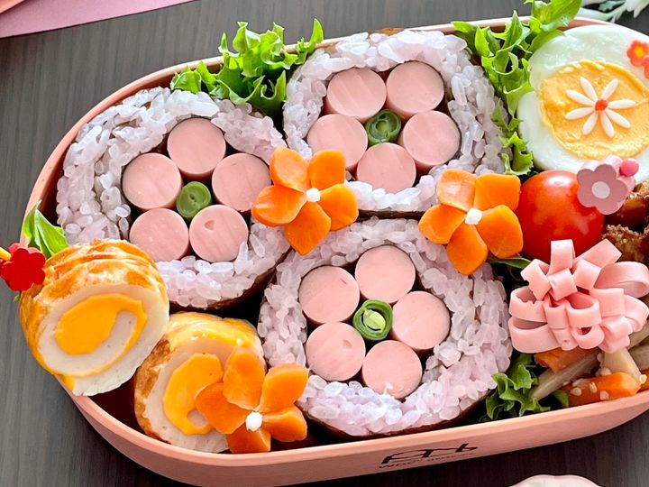 お花の飾り巻き寿司とチーズのちくわ巻き