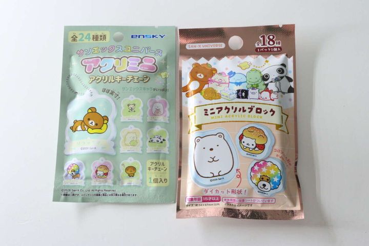 サンエックスのアクリルキーチェーンとアクリルブロックの未開封パッケージが並べられている