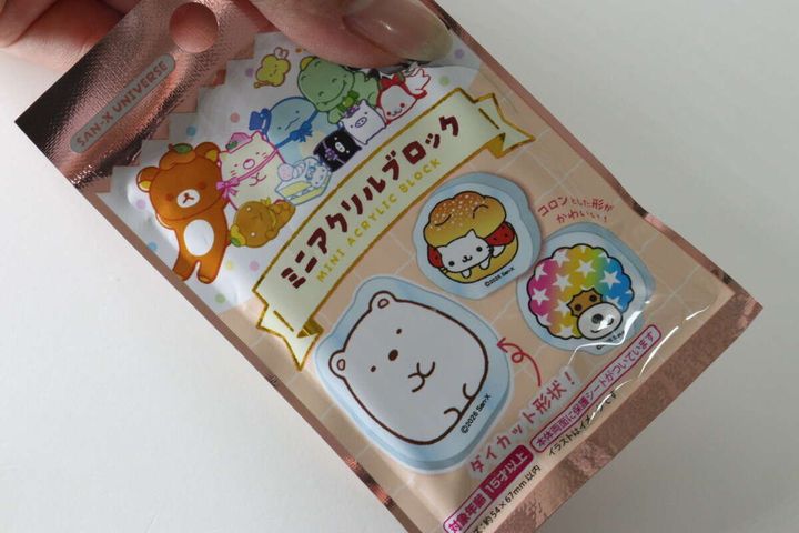 サンエックスのミニアクリルブロックのパッケージがクローズアップされている