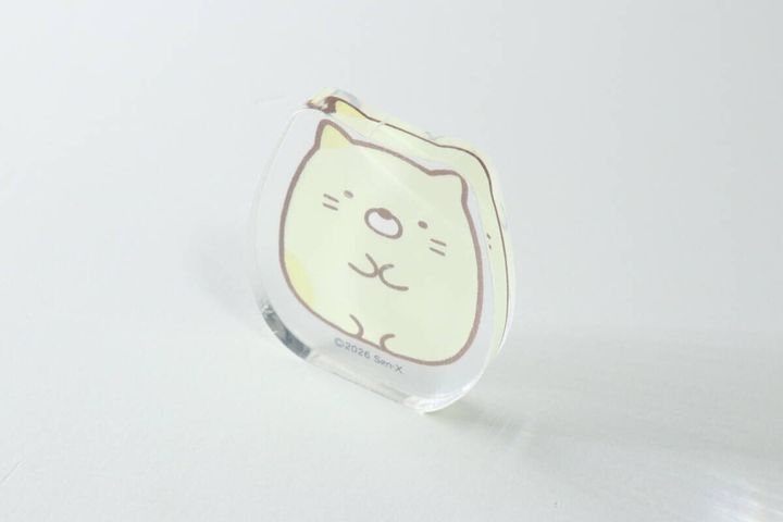 すみっコぐらしのねこのミニアクリルブロックが白い背景に立てて飾られている